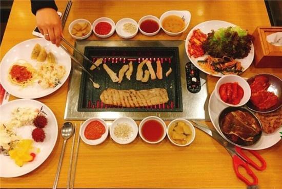 实拍韩国88元人民币一位的自助餐，网友：如果在国内开不了3天