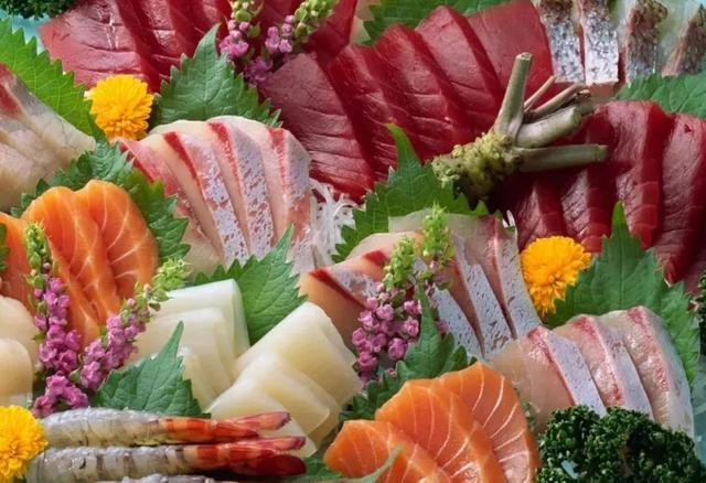 日本游客来中国吃自助引热议，大鱼大肉一口不动，只吃便宜货