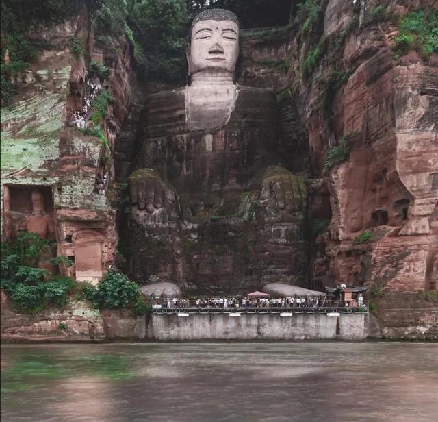 亚洲最“疯狂”的5座建筑,乐山大佛上榜,看到泰国的:神奇。