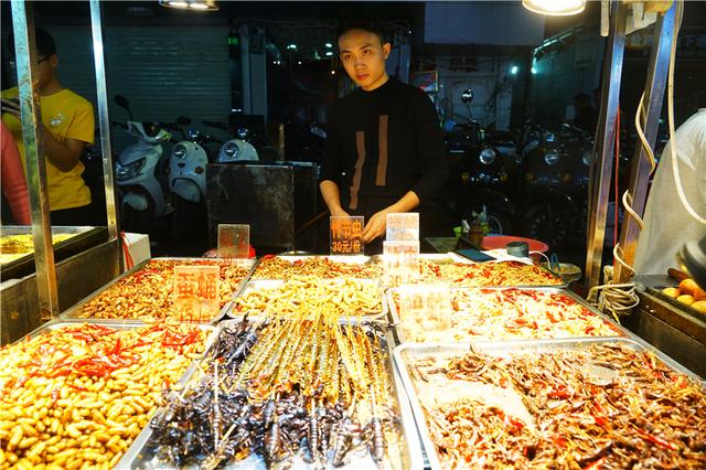 南宁人最爱的美食街，晚上似天堂白天如草房，一条街吃遍10个国家