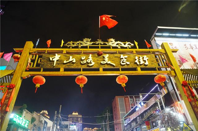 南宁人最爱的美食街,晚上似天堂白天如草房,一条街吃遍10个国家
