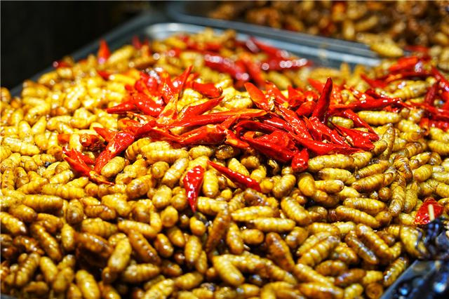 南宁人最爱的美食街,晚上似天堂白天如草房,一条街吃遍10个国家