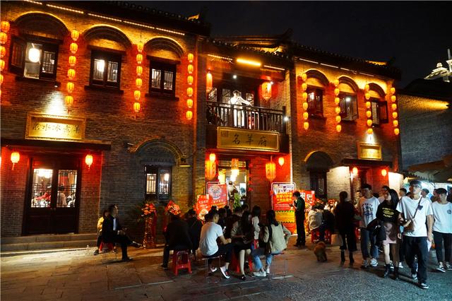 南宁人最爱的美食街,晚上似天堂白天如草房,一条街吃遍10个国家