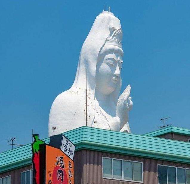 日本有座巨大“观音像”:内部可搭乘电梯,一到夜晚却让人不适?