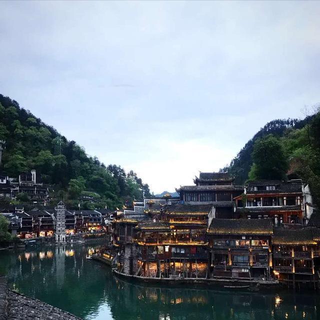 游凤凰古城，与夜景一样迷人的，还有这些美食