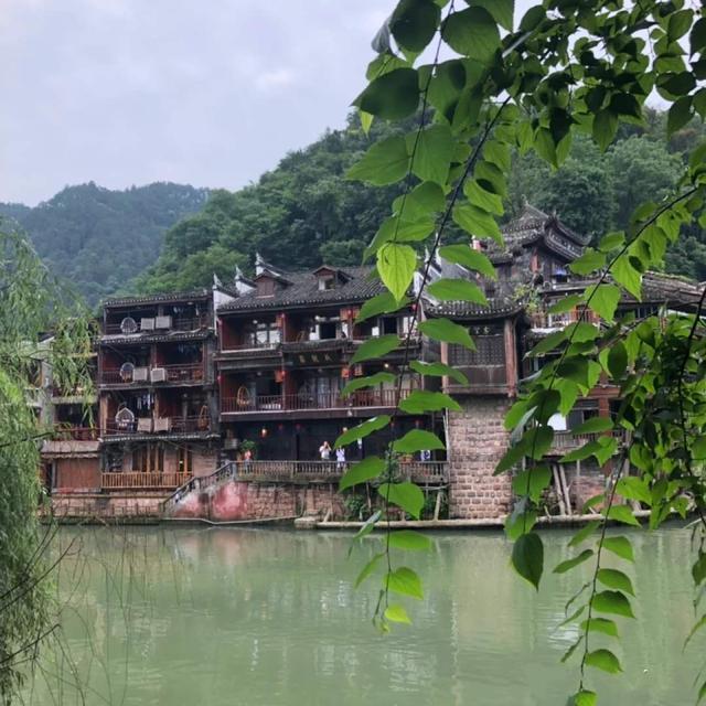 游凤凰古城,与夜景一样迷人的,还有这些美食
