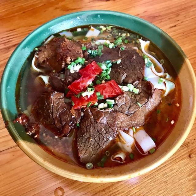 游凤凰古城,与夜景一样迷人的,还有这些美食