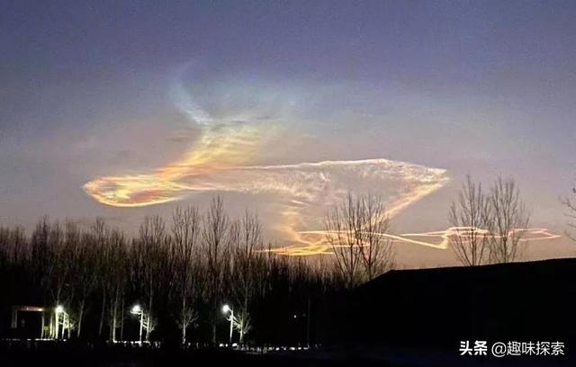 北京、天津上空现明亮线状云，呈七彩色，有人询问是否与地震有关