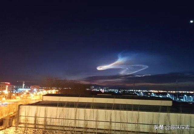 北京、天津上空现明亮线状云,呈七彩色,有人询问是否与地震有关