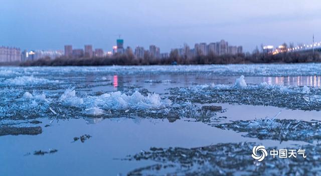 哈尔滨天气回暖 松花江“跑冰排”场面壮观
