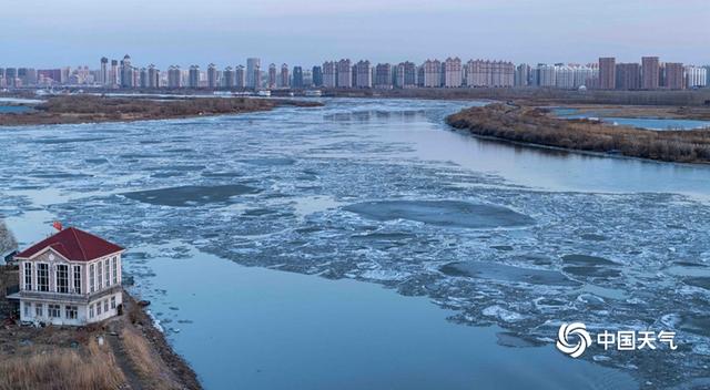 哈尔滨天气回暖 松花江“跑冰排”场面壮观