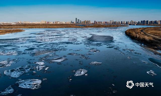 哈尔滨天气回暖 松花江“跑冰排”场面壮观