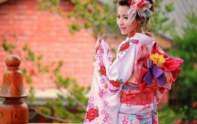 日本和服的背后都有一个包，它的作用可不仅是装饰，还有大用处