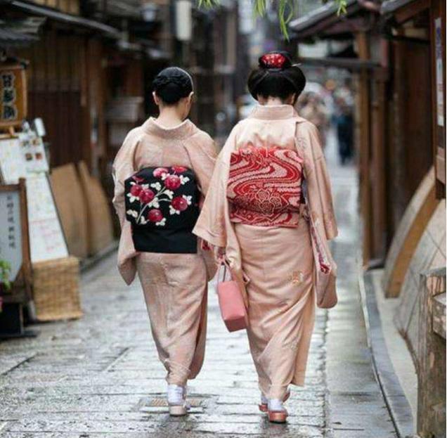 日本和服的背后都有一个包,它的作用可不仅是装饰,还有大用处