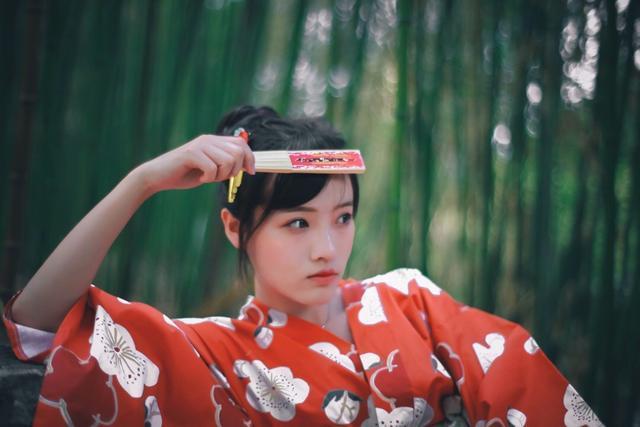 日本和服的背后都有一个包,它的作用可不仅是装饰,还有大用处
