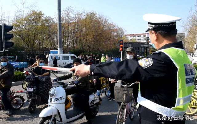 交通违法还能做选择题? 保定公安交警人性化执法,治理行人、非机动车交通违法推出“五选一”套餐!