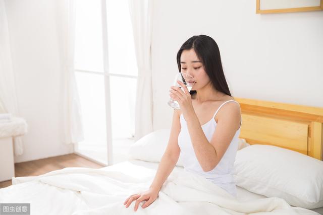 晨起一杯水能养生?坚持这个好习惯能带来4大惊喜!