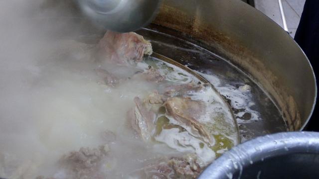 实拍开封最有名的羊肉汤，张老五羊肉汤，有时间可以来尝一尝