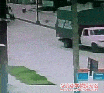 交通动图:行人不遵守交通规则引发的交通事故