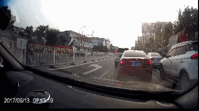 交通动图:行人不遵守交通规则引发的交通事故