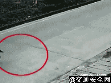 交通安全|看完这些车祸GIF图,请告诉孩子:我们跑不过汽车!