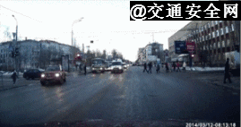 交通安全|看完这些车祸GIF图,请告诉孩子:我们跑不过汽车!