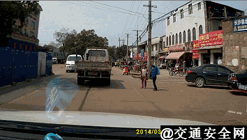交通安全|看完这些车祸GIF图,请告诉孩子:我们跑不过汽车!