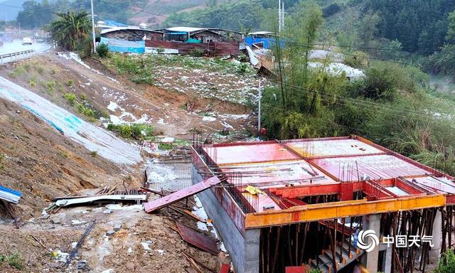 广西百色遭遇冰雹袭击 地面如积雪