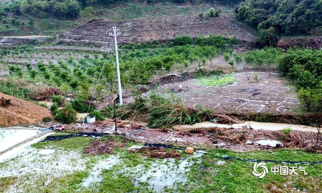 广西百色遭遇冰雹袭击 地面如积雪