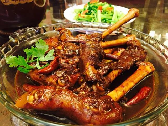 来新疆必吃的6种美食，馕包肉、胡辣羊蹄，全吃过的算厉害