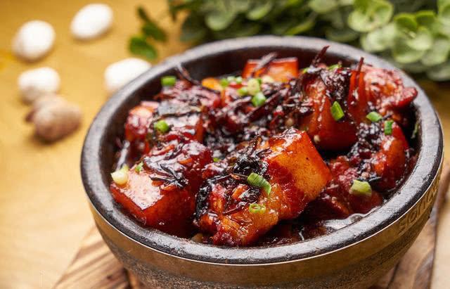 引起高血压的不仅是盐,劝告:这3类食物若能管住嘴,血压更平稳