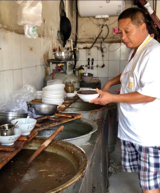 河南人气火爆的“胡辣汤”5元一碗,日卖1200碗,排队十米长