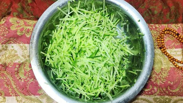 山东本地的美食呱嗒,很多80后都吃过的一道小吃,满满的童年回忆