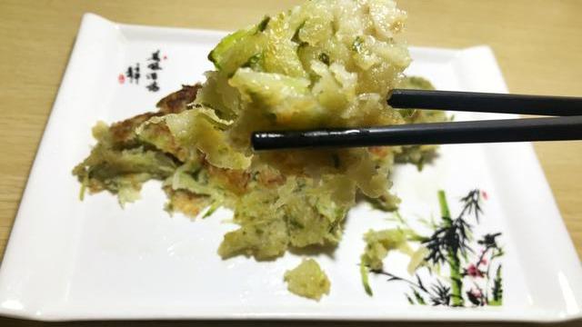 山东本地的美食呱嗒,很多80后都吃过的一道小吃,满满的童年回忆