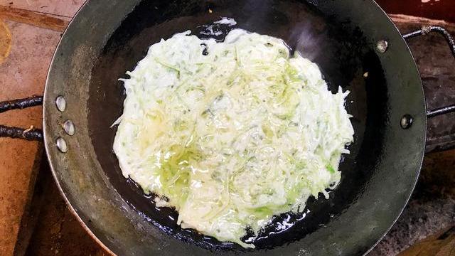 山东本地的美食呱嗒,很多80后都吃过的一道小吃,满满的童年回忆