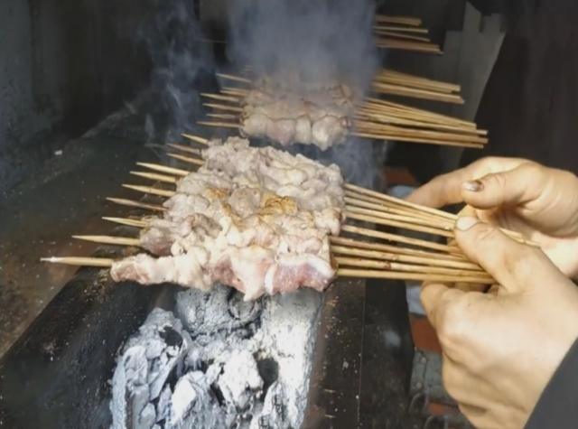 闹市10年烧烤老店,外卖哥每天进出上百次,店家:一天能卖5000串