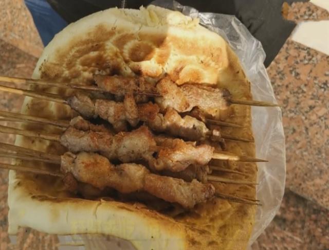 闹市10年烧烤老店,外卖哥每天进出上百次,店家:一天能卖5000串