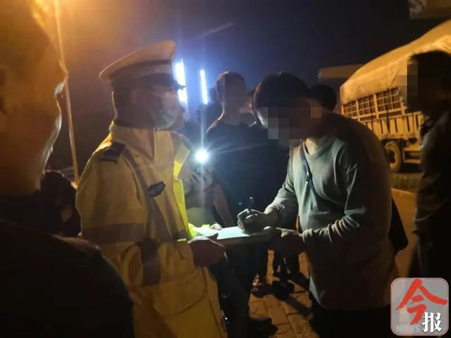 柳州深夜发生三车相撞事故,造成交通大拥堵(图)