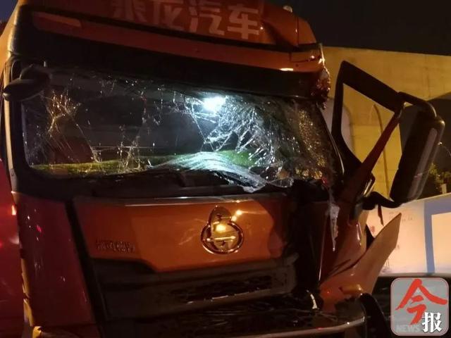 柳州深夜发生三车相撞事故，造成交通大拥堵(图)