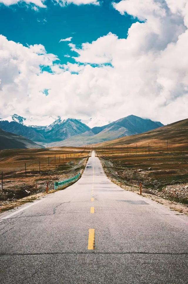 新疆旅游，这8条路线，有生之年一定要去一次