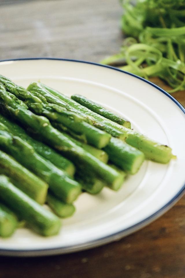 天生丽质的“芦笋”，西方人餐桌上的蔬菜之王，如何挑选怎么吃？