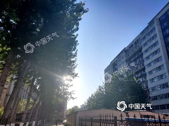 大风吹出“北京蓝”,今晨碧空如洗阳光充足。