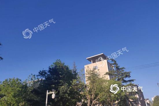  今晨北京天空湛蓝，万里无云。