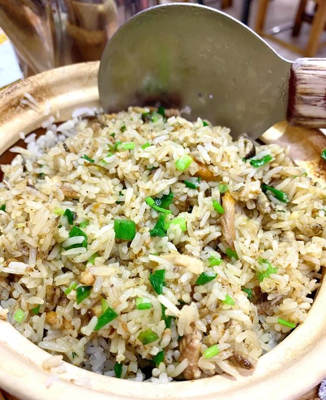 就靠一碗黄鳝饭,稳坐水围村的美食榜首,好味道果然都在街头巷尾