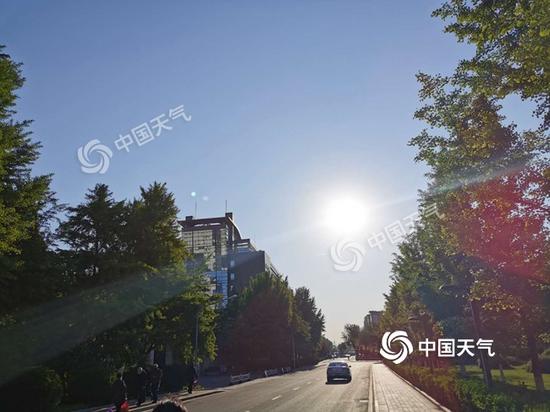 今晨,北京阳光“在线”,天气晴朗。(图/杜冰冰)