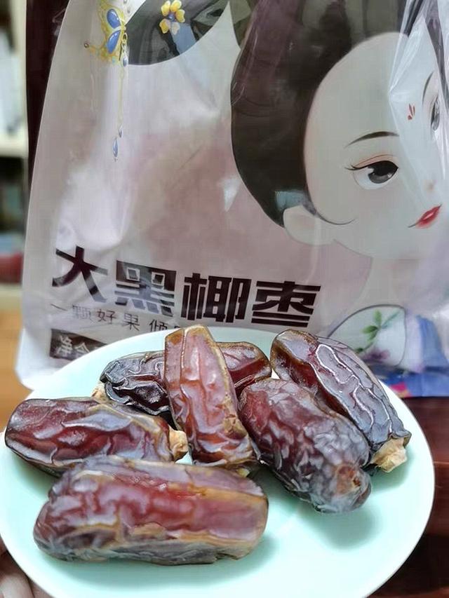 老大爷上海卖“蜜枣”，80元一斤朋友嫌太贵，我看清楚后买5斤