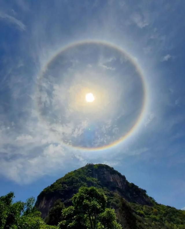 贵州多地天空出现日晕刷屏朋友圈？原来日晕照片要这样拍才好看！