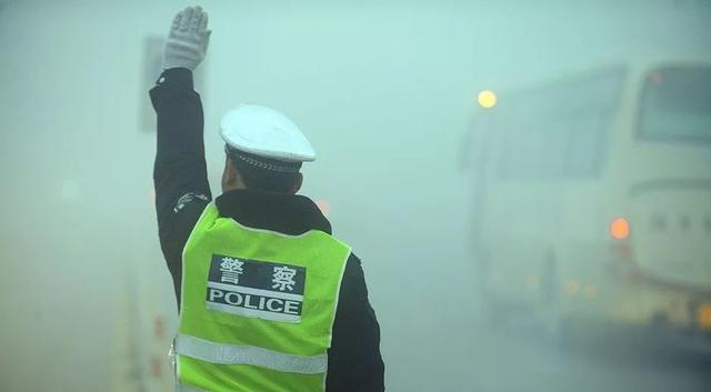 「微讲堂」又双叒叕到了多雾季节,雾天安全行车小知识学起来!