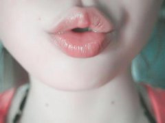用一块大过嘴唇的保鲜膜