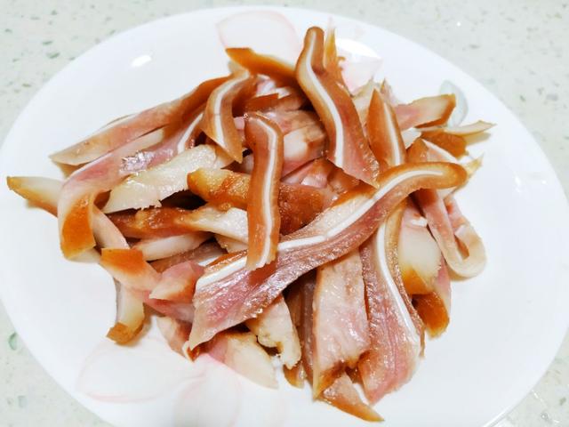 天热了适合吃凉菜,香辣红油拌上一道黄瓜猪耳朵,酸爽开胃又解馋
